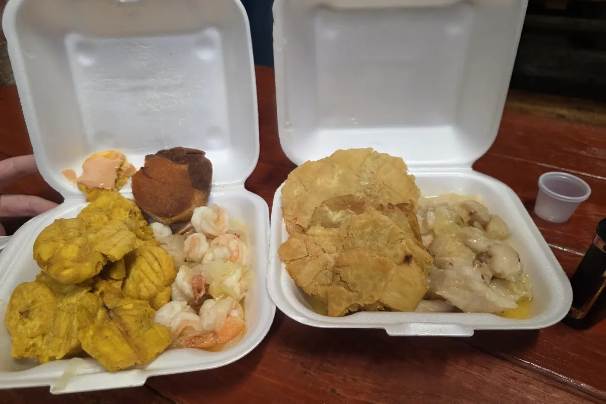 Órdenes para llevar de camarones y pescado con tostones