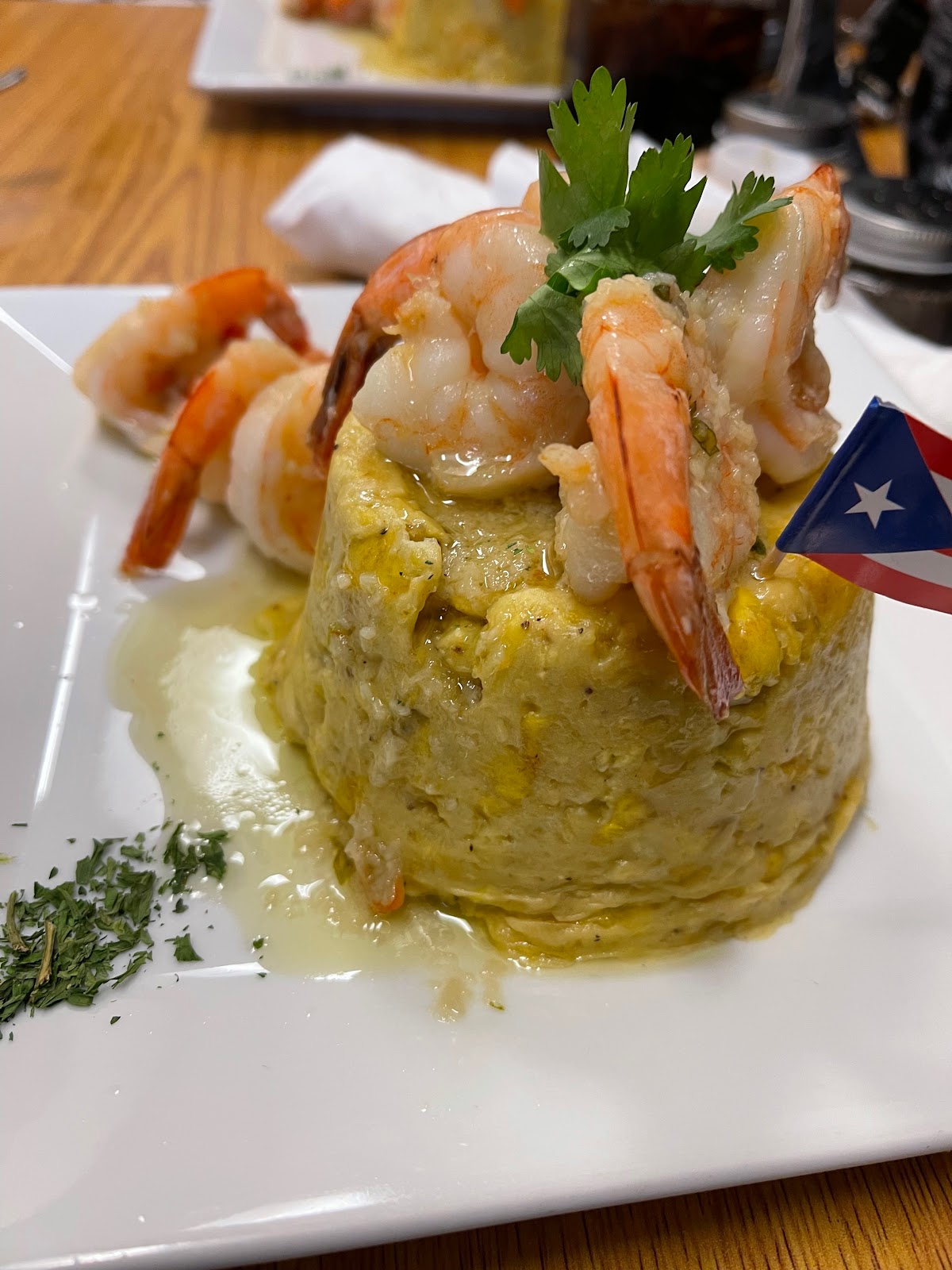 Mofongo con camarones al ajillo con banderita de Puerto Rico